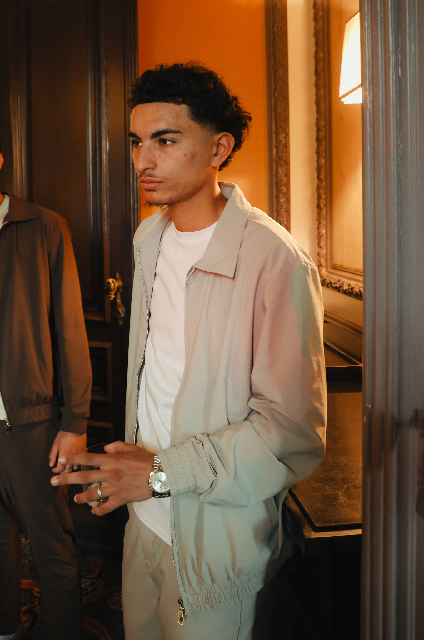 Kalm, maar krachtig.  Een uitstraling  die rust uistraalt en respect afdwingt.