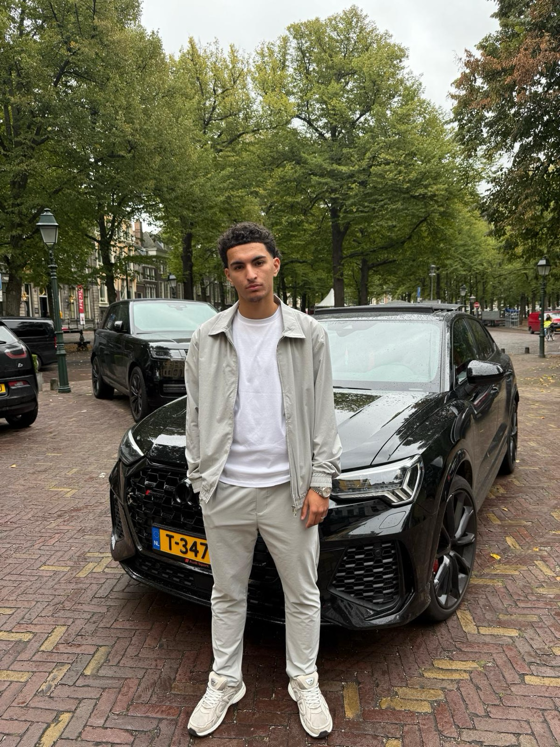 Zonder te praten opvallen. Presence die aandacht trekt door houding, niet door volume 